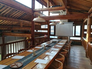 中式木质长桌会议室场景