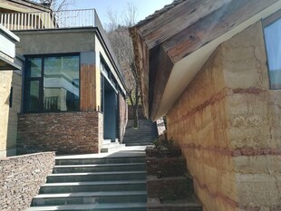 古朴建筑旁的石阶小道