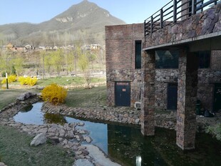 山间别致建筑与水景风光