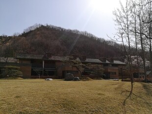 乡村田野边的古朴房屋