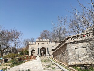 古老城墙与拱形门洞景观