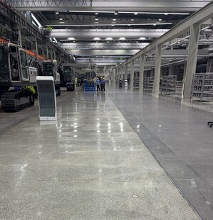 现代化工厂宽敞洁净车间