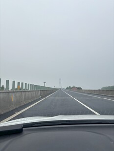 行驶在宽阔公路的车内视角