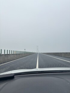 行驶在空旷公路的车内视角