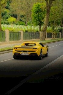 公路上的黄色炫酷跑车