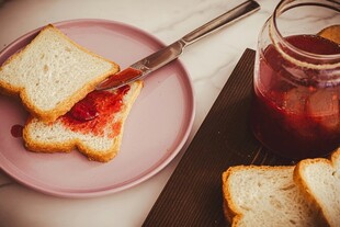 粉色盘上的美味果酱面包