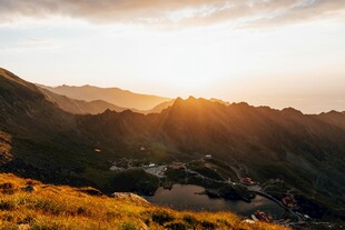 山间日出美景