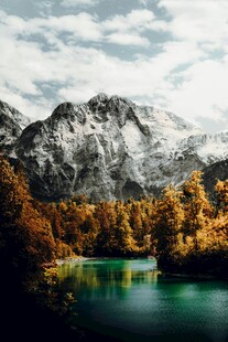 秋日山间的湖光山色