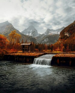 秋日山间溪流瀑布美景