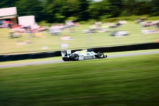 赛道上飞驰的赛车