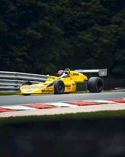 黄色赛车赛道飞驰