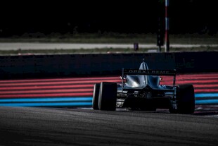 赛道上飞驰的方程式赛车