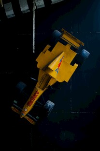 黄色赛车空中飞驰瞬间