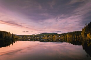 湖畔黄昏美景