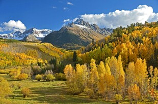 秋日山间绚烂美景
