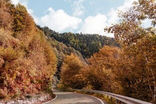秋日山间蜿蜒公路美景