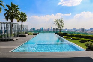 城市中的露天景观泳池