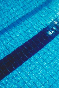 清澈泳池中的泳道分隔线