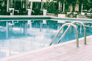 清澈泳池与金属扶梯