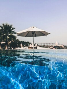 泳池畔的惬意休闲时光