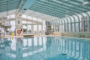 室内现代化泳池景观