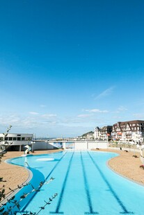 海滨蓝色泳池风光