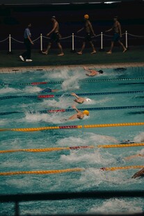 激烈泳池比赛瞬间