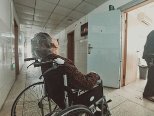 坐轮椅老人在医院走廊