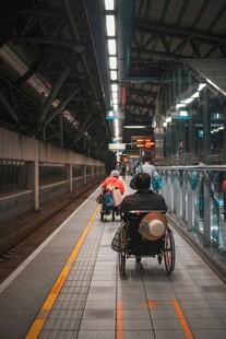 轮椅上的孤独老人
