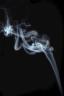 黑色背景下的曼妙烟雾