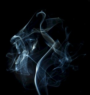 黑色背景下的梦幻烟雾形态