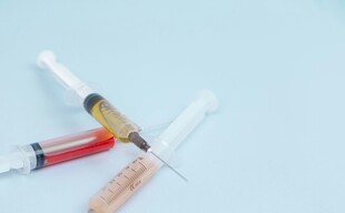 医用注射器与药液展示