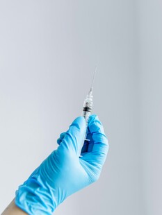 戴手套手持注射器