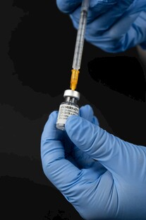 医护人员手持注射器特写