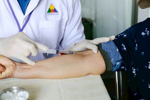 医护人员为患者抽血