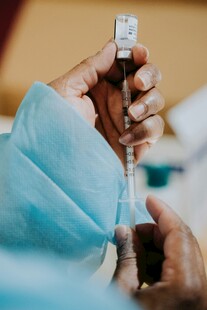 医护人员操作输液装置