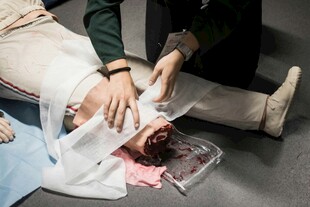 医护人员进行急救操作