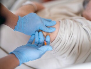 医护人员为患者进行护理