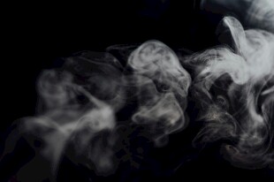 黑色背景下的缭绕烟雾