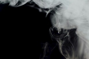 黑色背景下的缥缈烟雾