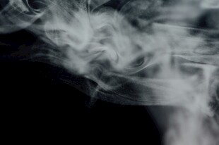 黑色背景下的缭绕烟雾