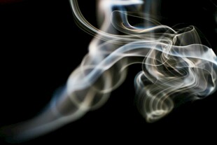黑色背景下的曼妙烟雾