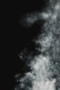 黑色背景中的白色烟雾