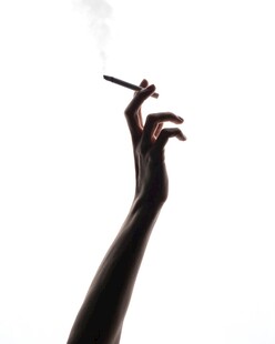 手持香烟的手部剪影