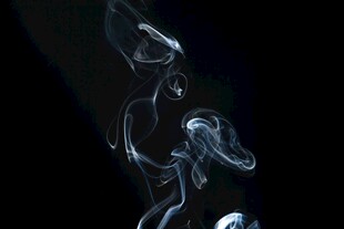 黑色背景下的缥缈烟雾