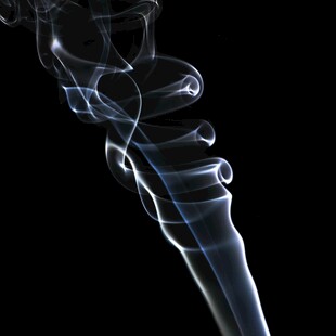 黑色背景下的曼妙烟雾