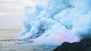 海边火山喷发壮观景象
