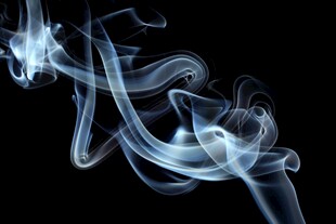 黑色背景上的飘逸烟雾