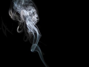 黑色背景下的袅袅白烟