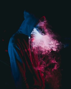 彩色烟雾中的神秘身影